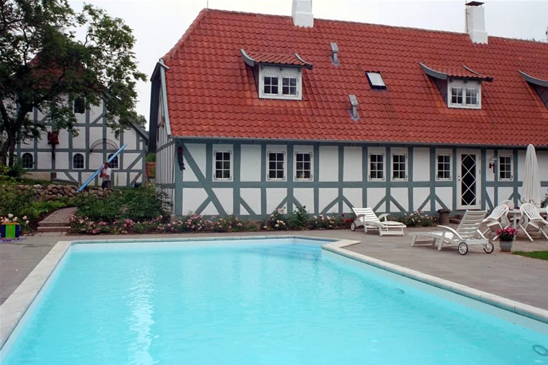Støbt bassin med folie, med integreret trappe
