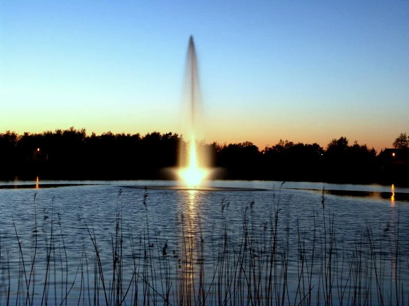 OASE flydespringvand aftenbillede, med belysning